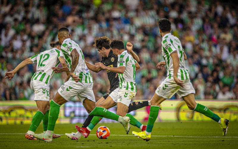 Isco tin vào phép màu Betis: Chelsea chỉ hơn chúng tôi tiền
