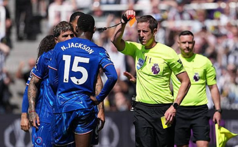 Thẻ đỏ của Nicolas Jackson và khoảng trống lớn trong chiến lược của Chelsea