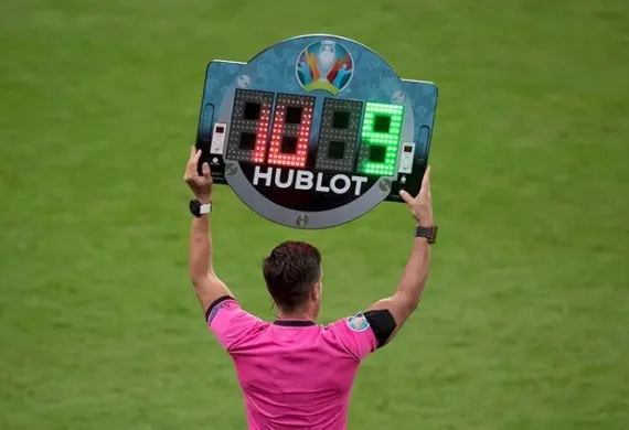 1 trận bóng đá bao nhiêu phút? Quy định thời gian thi đấu theo luật FIFA